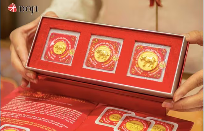 Sản phẩm đồng vàng Kim Ngưu Phát Lộc với hình ảnh chú Trâu tả thực vững vàng, mạnh mẽ như lời chúc cho vạn sự may mắn, thuận lợi, phú quý phát tài cho người sở hữu. Sản phẩm đồng vàng Kim Ngưu Phát Lộc với hình ảnh chú Trâu tả thực vững vàng, mạnh mẽ như lời chúc cho vạn sự may mắn, thuận lợi, phú quý phát tài cho người sở hữu.