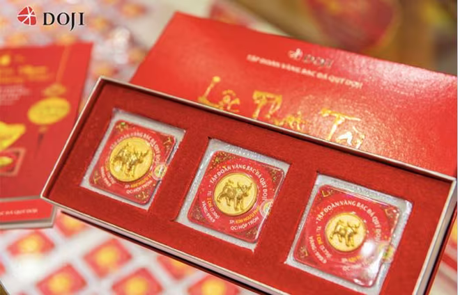 Sản phẩm đồng vàng Kim Ngưu Chiêu Tài với hình ảnh chú Trâu vàng được cách điệu, tràn đầy nhuệ khí, mang cho gia chủ một năm mới tài vận tốt tươi, sự nghiệp vững bền và tài lộc vượng phát. Sản phẩm đồng vàng Kim Ngưu Chiêu Tài với hình ảnh chú Trâu vàng được cách điệu, tràn đầy nhuệ khí, mang cho gia chủ một năm mới tài vận tốt tươi, sự nghiệp vững bền và tài lộc vượng phát.