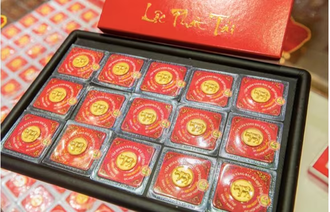 Hàng trăm ngàn sản phẩm vàng phục vụ ngày Thần Tài đã được Tập đoàn DOJI chính thức bày bán tại hệ thống gần 200 cửa hàng của DOJI và Thế Giới Kim cương và hơn 400 đại lý trên toàn quốc. Hàng trăm ngàn sản phẩm vàng phục vụ ngày Thần Tài đã được Tập đoàn DOJI chính thức bày bán tại hệ thống gần 200 cửa hàng của DOJI và Thế Giới Kim cương và hơn 400 đại lý trên toàn quốc.