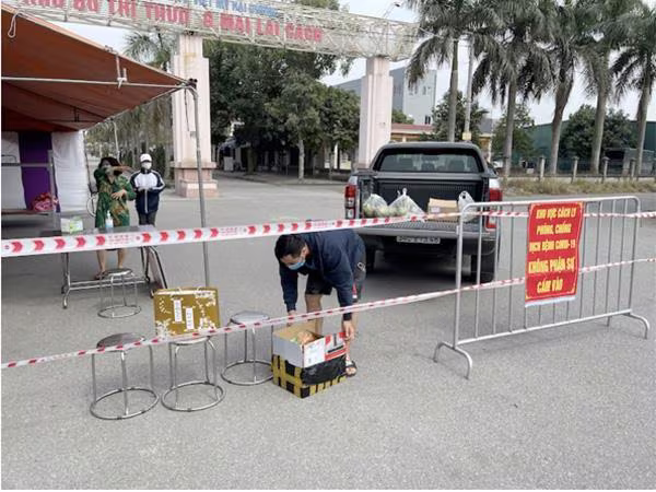 Số ca bệnh tăng đột biến, toàn tỉnh Hải Dương phải thực hiện cách ly xã hội từ ngày 16/02. Hơn bao giờ hết, người dân Hải Dương cần lắm sự chung tay chia sẻ từ đồng bào trên cả nước (ảnh: báo Nhân dân) Số ca bệnh tăng đột biến, toàn tỉnh Hải Dương phải thực hiện cách ly xã hội từ ngày 16/02. Hơn bao giờ hết, người dân Hải Dương cần lắm sự chung tay chia sẻ từ đồng bào trên cả nước (ảnh: báo Nhân dân)