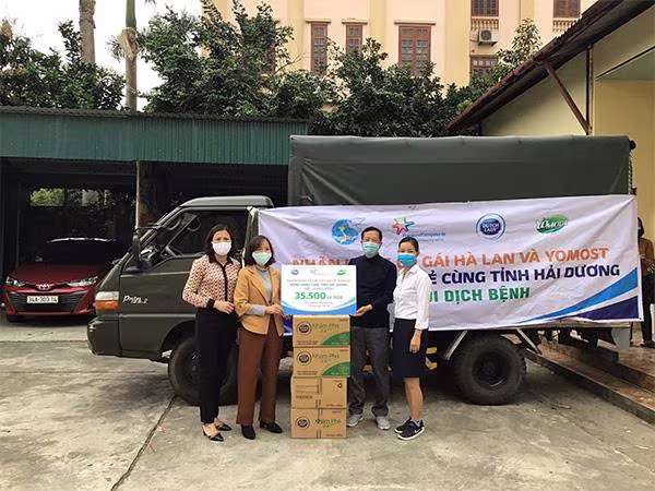 Gần 40.000 đơn vị sữa đang được trao gửi đến các y bác sĩ tuyến đầu và người dân tại các khu vực cách ly ở tỉnh Hải Dương Gần 40.000 đơn vị sữa đang được trao gửi đến các y bác sĩ tuyến đầu và người dân tại các khu vực cách ly ở tỉnh Hải Dương