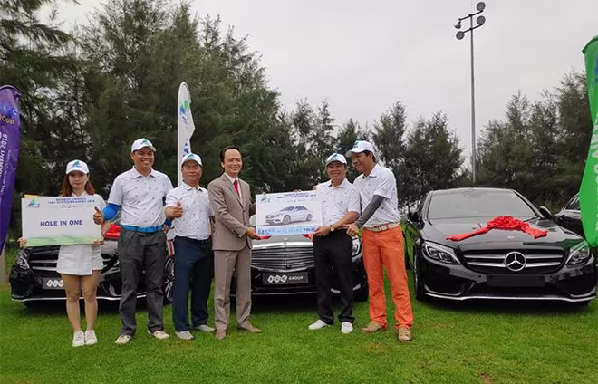 Chủ tịch Tập đoàn FLC – Ông Trịnh Văn Quyết trao giải thưởng cho golfer Cao Xuân Hùng ngay tại giải đấu Chủ tịch Tập đoàn FLC – Ông Trịnh Văn Quyết trao giải thưởng cho golfer Cao Xuân Hùng ngay tại giải đấu