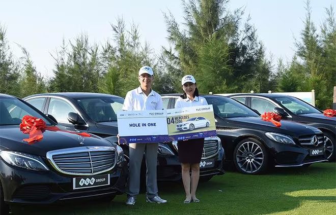 Golfer Nguyễn Anh Tuấn nhận giải thưởng HIO tại giải đấu Golfer Nguyễn Anh Tuấn nhận giải thưởng HIO tại giải đấu