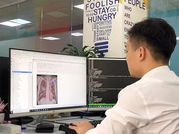 Chuyên gia AI của VinBrain đang sử dụng NVIDIA DGX A100 để đào tạo mô hình AI chẩn đoán bệnh lao Chuyên gia AI của VinBrain đang sử dụng NVIDIA DGX A100 để đào tạo mô hình AI chẩn đoán bệnh lao