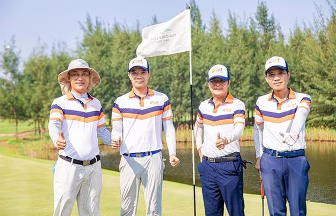 Golfer Nguyễn Thanh Anh (thứ hai từ trái sang) cùng các thành viên trong nhóm Golfer Nguyễn Thanh Anh (thứ hai từ trái sang) cùng các thành viên trong nhóm