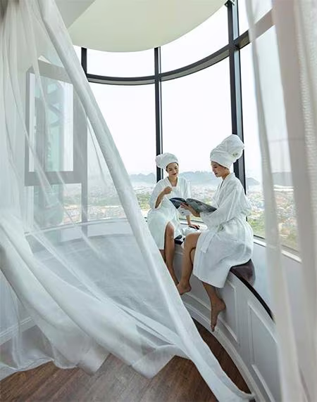Những căn phòng với khung cửa kính khổng lồ là tọa độ check-in yêu thích của các cô nàng sang chảnh (Ảnh: FLC Hạ Long) Những căn phòng với khung cửa kính khổng lồ là tọa độ check-in yêu thích của các cô nàng sang chảnh (Ảnh: FLC Hạ Long)