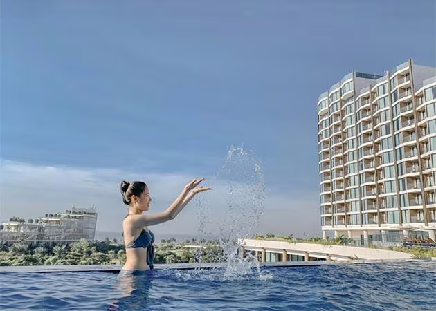 FLC Sầm Sơn cũng được mệnh danh là “Resort có nhiều bể bơi nhất Việt Nam” với hệ thống khoảng 150 bể lớn nhỏ để nàng “giải nhiệt” mùa hè (Ảnh: FLC Sầm Sơn) FLC Sầm Sơn cũng được mệnh danh là “Resort có nhiều bể bơi nhất Việt Nam” với hệ thống khoảng 150 bể lớn nhỏ để nàng “giải nhiệt” mùa hè (Ảnh: FLC Sầm Sơn)