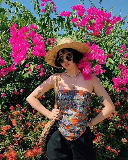 Chọn một outfit nổi bật và check-in cùng hoa, bạn đã có một bức hình đậm sắc màu nhiệt đới (Ảnh: FLC Quy Nhơn)