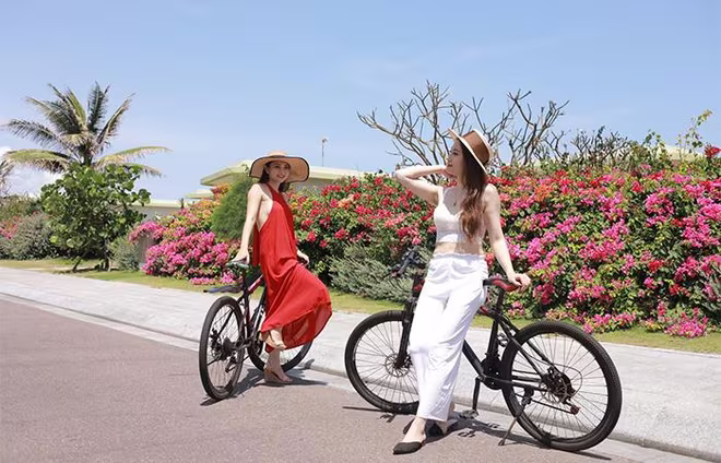Đạp xe đi dạo và chụp ảnh bên những khóm hoa rực rỡ là trải nghiệm tuyệt vời cho bất cứ ai ghé thăm nơi đây (Ảnh: FLC Quy Nhơn)