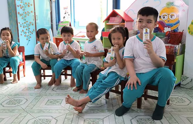 Sau 4 năm đồng hành cùng trẻ em địa phương, Sữa học đường đã trở thành một hoạt động quen thuộc diễn ra hàng tuần của nhiều em học sinh mầm non, tiểu học.