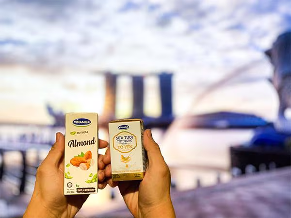 Từ đầu tháng 3/2021, những sản phẩm sữa tươi chứa tổ yến đầu tiên của Vinamilk đã chính thức “chào sân” đảo quốc sư tử Từ đầu tháng 3/2021, những sản phẩm sữa tươi chứa tổ yến đầu tiên của Vinamilk đã chính thức “chào sân” đảo quốc sư tử