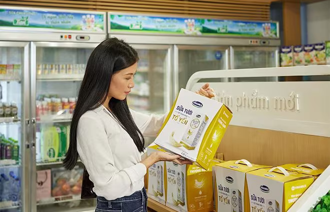 Tốt cho sức khỏe, thiết kế sang trọng, sữa tươi chứa tổ yến của Vinamilk thường được lựa chọn như một món quà thượng hạng cho những dịp đặc biệt. Tốt cho sức khỏe, thiết kế sang trọng, sữa tươi chứa tổ yến của Vinamilk thường được lựa chọn như một món quà thượng hạng cho những dịp đặc biệt.