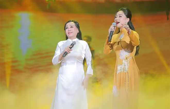 Ca sĩ Phương Thanh và NSƯT Thu Hiền trong phần trình bày ca khúc Tôi yêu một dòng sông (Sáng tác: Diệu Huệ) và Tình cây và đất (Sáng tác: Tô Thanh Tùng) – một điểm nhấn trong Chương 3 của Concert.