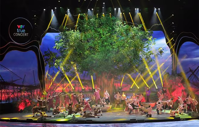 Nhân vật chính trong dự án nghệ thuật VTV true Concert là thiên nhiên, bởi vậy điểm nhấn trên sân khấu là cây cổ thụ rợp bóng, không gian xanh xen lẫn núi, các hình ảnh trên màn chiếu biến ảo kỳ lạ với những chuyển động nhỏ nhất của thiên nhiên.