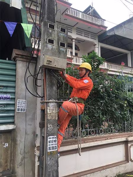 Anh thợ điện “có tâm, có chuyên môn” Nguyễn Đắc Đại - Công nhân Đội quản lý điện 4 Công ty điện lực Chương Mỹ. Anh thợ điện “có tâm, có chuyên môn” Nguyễn Đắc Đại - Công nhân Đội quản lý điện 4 Công ty điện lực Chương Mỹ.