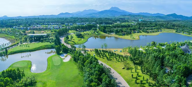 Cách trung tâm Thủ đô chưa đầy 60km, không gian Resort 5 sao Flamingo Đại Lải được xem là lựa chọn lý tưởng cho những ai tìm một chốn nghỉ dưỡng không quá xa Hà Nội mà vẫn đem lại cảm giác gần gũi với tự nhiên. Cách trung tâm Thủ đô chưa đầy 60km, không gian Resort 5 sao Flamingo Đại Lải được xem là lựa chọn lý tưởng cho những ai tìm một chốn nghỉ dưỡng không quá xa Hà Nội mà vẫn đem lại cảm giác gần gũi với tự nhiên.