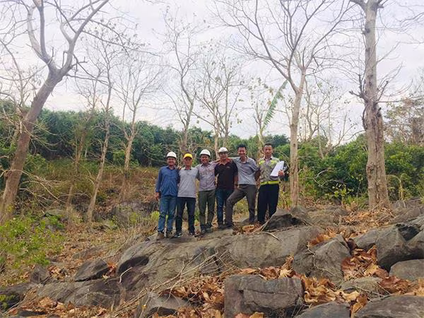 Nguyễn Đình Tuấn (thứ 2 từ trái sang) và các đồng nghiệp