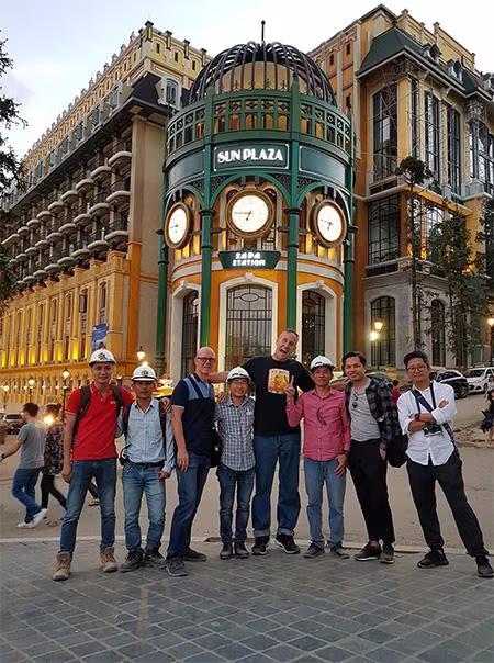 Nguyễn Xuân Hậu (thứ 4 từ trái sang) cùng “Ông hoàng resort” Bill Bensley và đồng nghiệp trước dự án Sun Plaza tại Sa Pa