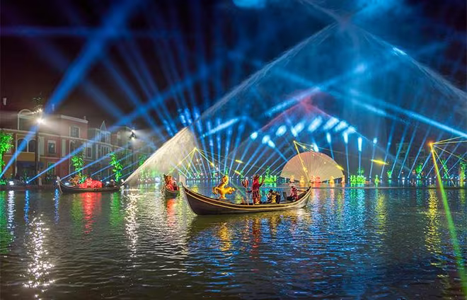 Sắc màu Venice với mức là show diễn trên mặt nước được đầu tư lớn nhất Việt Nam. Sắc màu Venice với mức là show diễn trên mặt nước được đầu tư lớn nhất Việt Nam.