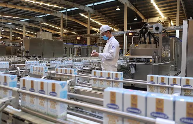 Dây chuyền hiện đại tại Nhà máy sữa Việt Nam, nhà máy sản xuất sữa nước có công suất lớn nhất của Vinamilk hiện nay, lên đến 800 triệu lít/năm Dây chuyền hiện đại tại Nhà máy sữa Việt Nam, nhà máy sản xuất sữa nước có công suất lớn nhất của Vinamilk hiện nay, lên đến 800 triệu lít/năm