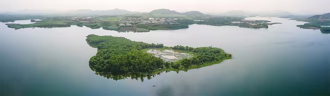 Bao quanh trang trại TH là một không gian xanh với sông nước, cỏ cây… tạo thành một bức tranh thủy mặc, cùng với hệ thống pin điện mặt trời được lắp đặt trên những mái nhà trang trại, TH đang nỗ lực gìn giữ môi trường trong lành.