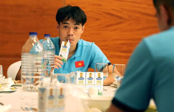 Các cầu thủ không quên bổ sung dinh dưỡng với sản phẩm Vinamilk 100% trong bữa ăn hàng ngày tại Dubai. Các cầu thủ không quên bổ sung dinh dưỡng với sản phẩm Vinamilk 100% trong bữa ăn hàng ngày tại Dubai.