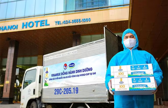 Các sản phẩm Sữa tươi 100% của Vinamilk được cẩn trọng chuyển đến khách sạn nơi đội tuyển lưu trú để cùng sang Dubai thi đấu. Các sản phẩm Sữa tươi 100% của Vinamilk được cẩn trọng chuyển đến khách sạn nơi đội tuyển lưu trú để cùng sang Dubai thi đấu.