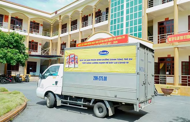 Các công tác giao nhận sữa và quà tặng đến các địa điểm cách ly được Vinamilk thực hiện một cách nghiêm túc, tuân thủ chặt chẽ quy định phòng dịch Các công tác giao nhận sữa và quà tặng đến các địa điểm cách ly được Vinamilk thực hiện một cách nghiêm túc, tuân thủ chặt chẽ quy định phòng dịch