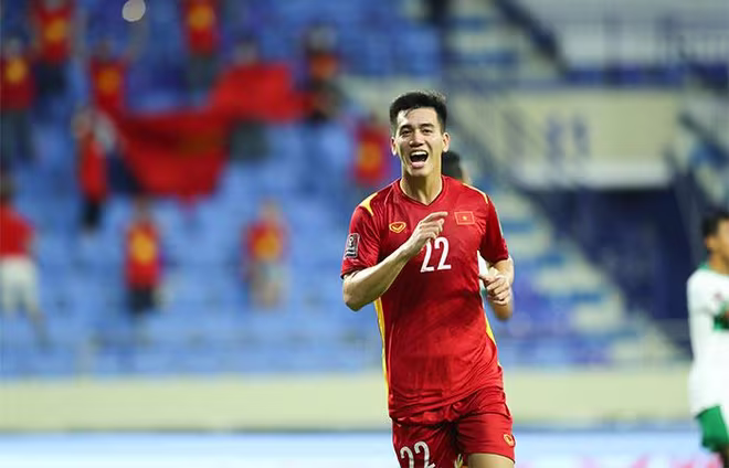 Khoảnh khắc bàn thắng đầu tiên vỡ òa trên sân UAE, đền đáp xứng đáng cho những nỗ lực của các chàng trai vàng đội tuyển Việt Nam sau hiệp 1 quá căng thẳng.