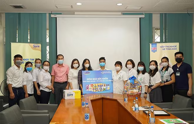 Bà Nguyễn Thị Minh Tâm, đại diện công ty Vinamilk, chia sẻ tình cảm và trao tặng món quà thay lời cảm ơn từ Vinamilk gửi đến các y bác sĩ tại bệnh viện Bạch Mai Bà Nguyễn Thị Minh Tâm, đại diện công ty Vinamilk, chia sẻ tình cảm và trao tặng món quà thay lời cảm ơn từ Vinamilk gửi đến các y bác sĩ tại bệnh viện Bạch Mai