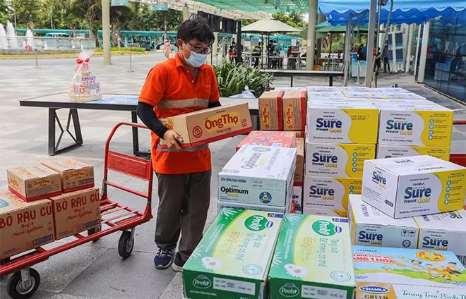 Hơn 25.500 sản phẩm đã được Vinamilk kịp thời chuyển đến các bệnh viện trong điều kiện giãn cách nhiều khó khăn. Hơn 25.500 sản phẩm đã được Vinamilk kịp thời chuyển đến các bệnh viện trong điều kiện giãn cách nhiều khó khăn.