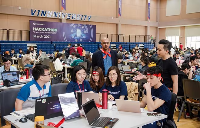 Sinh viên thảo luận nhóm tìm giải pháp trong cuộc thi VinUni Hakathon 2021 Sinh viên thảo luận nhóm tìm giải pháp trong cuộc thi VinUni Hakathon 2021