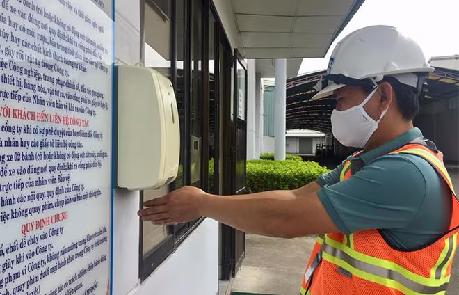 Để giữ cho hoạt động được diễn ra bình thường và không xảy ra tình trạng khan hiếm hàng hóa, làm xáo trộn đời sống người dân, hàng nghìn nhân viên bán hàng của các công ty đang hoạt động hết công suất, duy trì đủ nguồn cung cấp các mặt hàng thiết yếu. Nhu cầu ngày càng cấp thiết hơn khi thành phố đang áp dụng giãn cách xã hội theo chỉ thị 16 hiện nay. Để giữ cho hoạt động được diễn ra bình thường và không xảy ra tình trạng khan hiếm hàng hóa, làm xáo trộn đời sống người dân, hàng nghìn nhân viên bán hàng của các công ty đang hoạt động hết công suất, duy trì đủ nguồn cung cấp các mặt hàng thiết yếu. Nhu cầu ngày càng cấp thiết hơn khi thành phố đang áp dụng giãn cách xã hội theo chỉ thị 16 hiện nay.