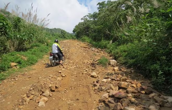 Đường vào xã Phú Mỡ, một xã luôn bị cô lập khi mưa bão ập đến tại tỉnh Phú Yên. (Ảnh internet) Đường vào xã Phú Mỡ, một xã luôn bị cô lập khi mưa bão ập đến tại tỉnh Phú Yên. (Ảnh internet)