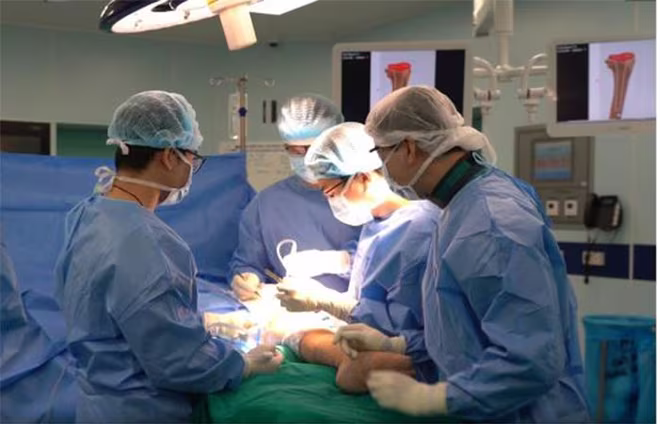 Các bác sĩ Trung tâm CTCH&YHTT của Vinmec trong ca mổ dài 4h thay xương cho bệnh nhân Ngô Thị Tuất Các bác sĩ Trung tâm CTCH&YHTT của Vinmec trong ca mổ dài 4h thay xương cho bệnh nhân Ngô Thị Tuất