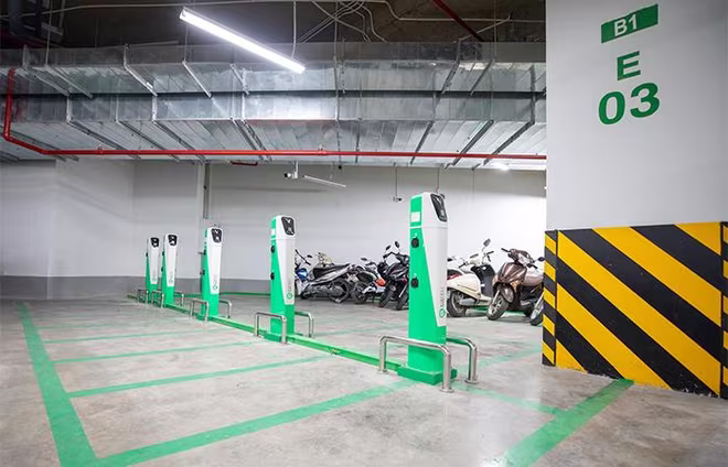 Trạm sạc xe máy khiến cho bãi đỗ xe trở nên hiện đại và hấp dẫn hơn.