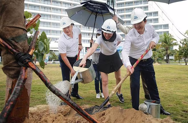 Cán bộ nhân viên FLC gieo trồng cây xanh Cán bộ nhân viên FLC gieo trồng cây xanh