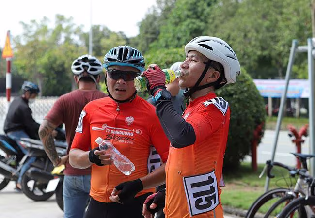 Các tay đua giải nhiệt sau quãng đường đua 93km đầy căng thẳng Các tay đua giải nhiệt sau quãng đường đua 93km đầy căng thẳng