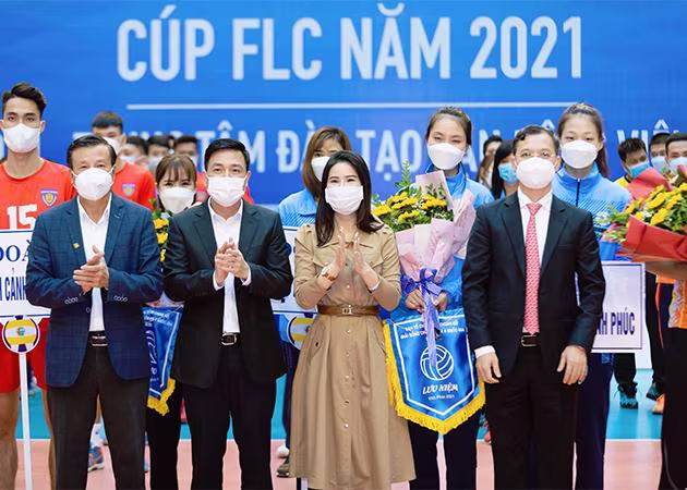 (Từ trái qua phải) Ông Lê Văn Thành, ông Vũ Việt Văn, bà Đặng Thị Lưu Vân và ông Bùi Hồng Đô tặng hoa và cờ lưu niệm cho các đội tham dự giải