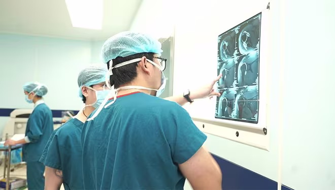 Bác sĩ xác định vị trí tổn thương trên phim cộng hưởng từ (MRI) Bác sĩ xác định vị trí tổn thương trên phim cộng hưởng từ (MRI)