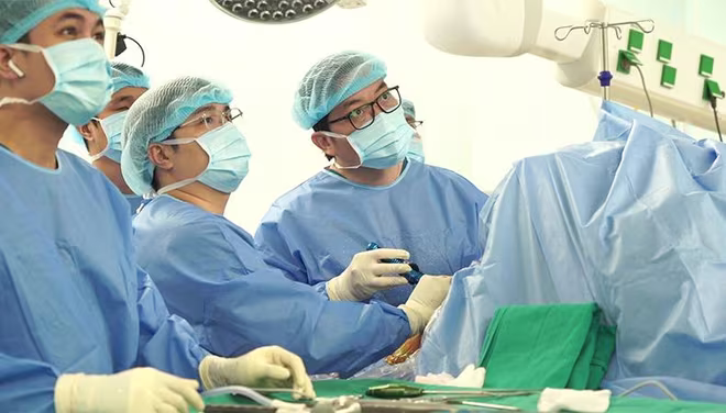 Ê-kíp bác sĩ thực hiện ca phẫu thuật nội soi cho Thủ môn Văn Toản Ê-kíp bác sĩ thực hiện ca phẫu thuật nội soi cho Thủ môn Văn Toản