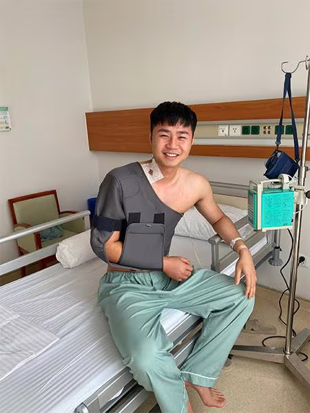 Văn Toản đã ổn định và vui vẻ sau phẫu thuật (chụp sáng ngày 30/11/2021) Văn Toản đã ổn định và vui vẻ sau phẫu thuật (chụp sáng ngày 30/11/2021)