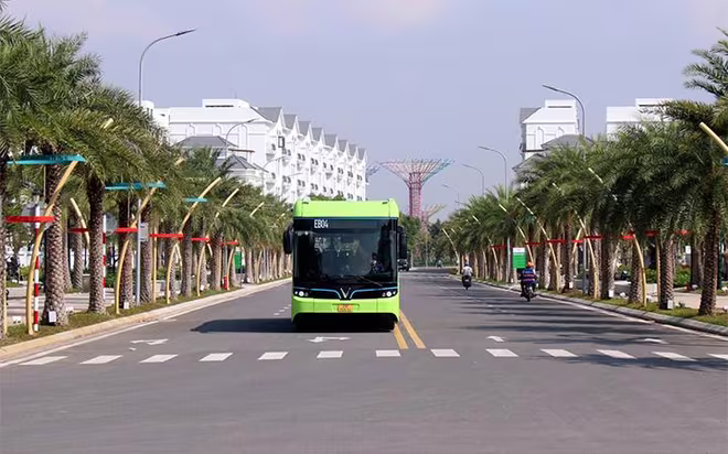 Xe buýt điện VinBus từ Vinhomes Grand Park sẽ giúp sinh viên tiết kiệm thời gian và chi phí di chuyển đến trường. Xe buýt điện VinBus từ Vinhomes Grand Park sẽ giúp sinh viên tiết kiệm thời gian và chi phí di chuyển đến trường.