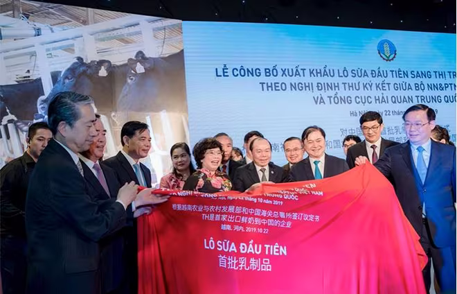 TH là doanh nghiệp Việt Nam đầu tiên xuất khẩu chính ngạch sữa tươi vào Trung Quốc. TH là doanh nghiệp Việt Nam đầu tiên xuất khẩu chính ngạch sữa tươi vào Trung Quốc.