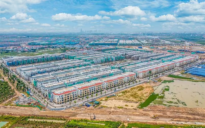 Một góc dự án Vinhomes Ocean Park 2 – The Empire đã thành hình hài trong đó nhiều căn shophouse/liền kề đã sẵn sàng bàn giao thô tới tay khách hàng.