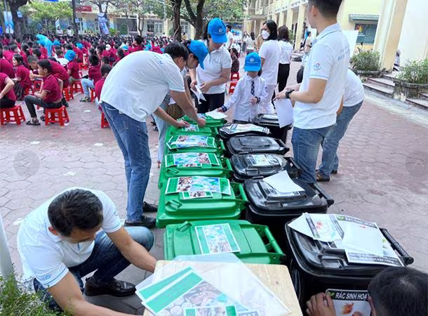Tập thể nhân viên từ nhãn hàng sữa Cô Gái Hà Lan tặng thùng rác cho hai trường tiểu học, giúp các em học sinh phân loại rác tại nguồn