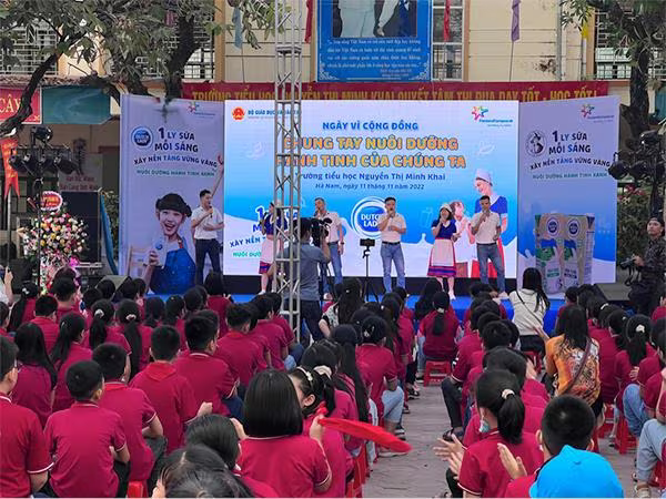 Hơn 200 nhân viên FrieslandCampina Việt Nam đã mang đến “Ngày vì cộng đồng” đầy ý nghĩa cho hàng nghìn học sinh tại Hà Nam và Bình Dương