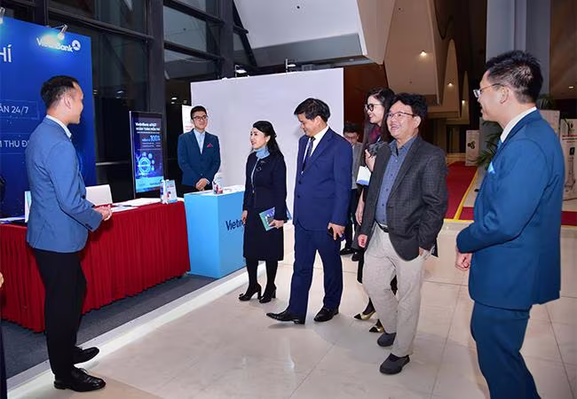 Các giải pháp thanh toán của VietinBank thu hút sự quan tâm của đông đảo đại biểu tham dự bên lề hội nghị Các giải pháp thanh toán của VietinBank thu hút sự quan tâm của đông đảo đại biểu tham dự bên lề hội nghị