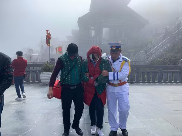 Nhân viên hỗ trợ du khách tại KDL Fansipan Legend (Ảnh minh hoạ) Nhân viên hỗ trợ du khách tại KDL Fansipan Legend (Ảnh minh hoạ)