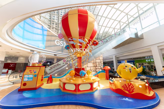 Chiêm ngưỡng đại cảnh trang trí “Khinh khí cầu cảm xúc&quot; khổng lồ cao 6,1 mét tại Vincom Mega Mall Times City